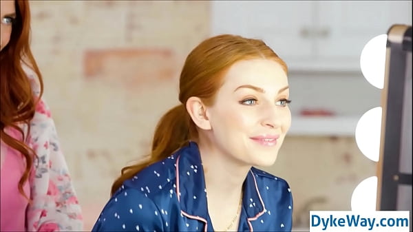 redhead girls make out