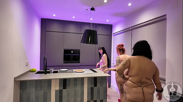 4K CHUBBY GIRLS PIZZA FOOD FETISH EATING IN TOPLESS G STRING